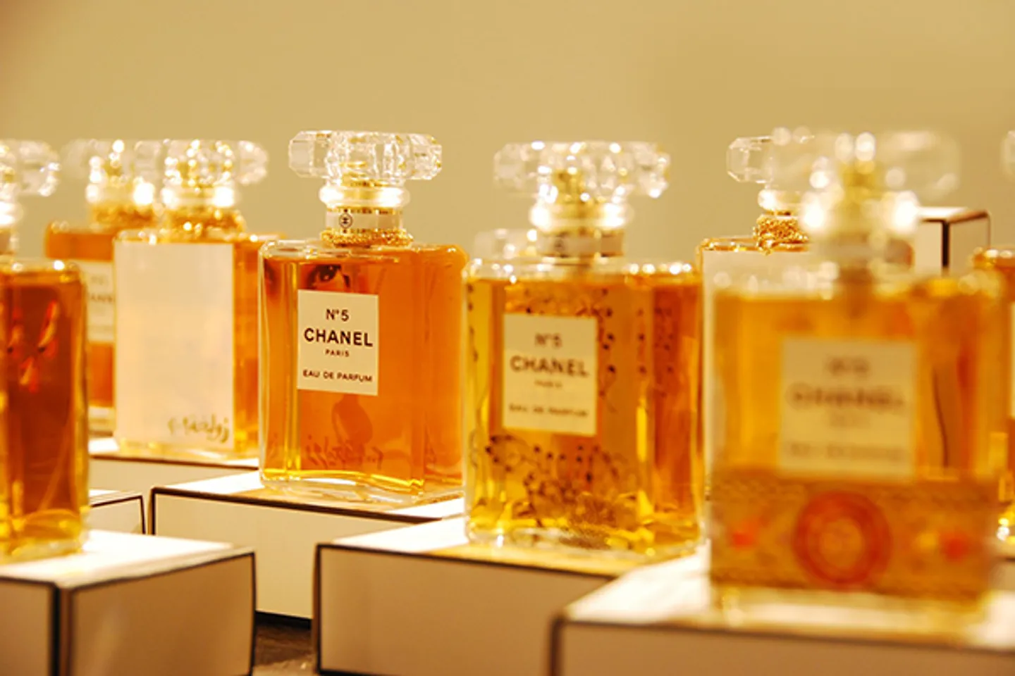 Nước hoa nữ Chanel No5 Eau De Parfum với vẻ ngoài lấp lánh