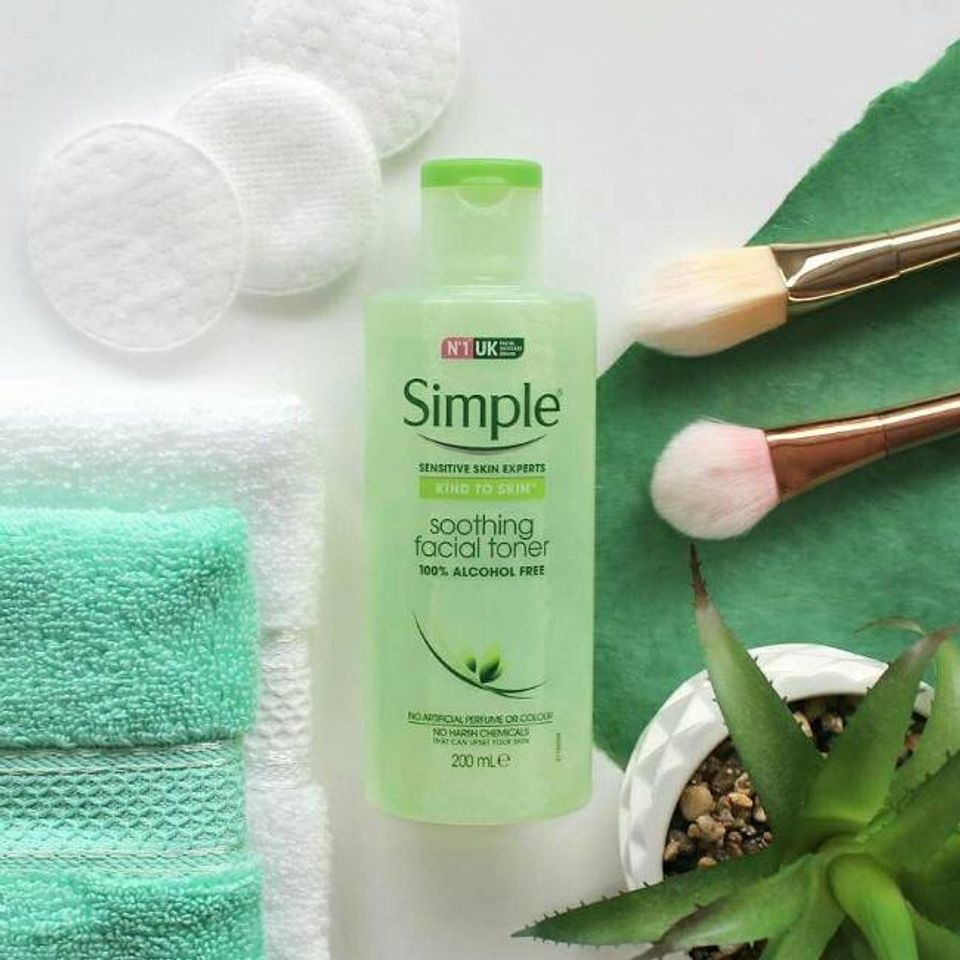 Toner kh&ocirc;ng cồn Simple Sensitive Skin Expert thu nhỏ lỗ ch&acirc;n l&ocirc;ng