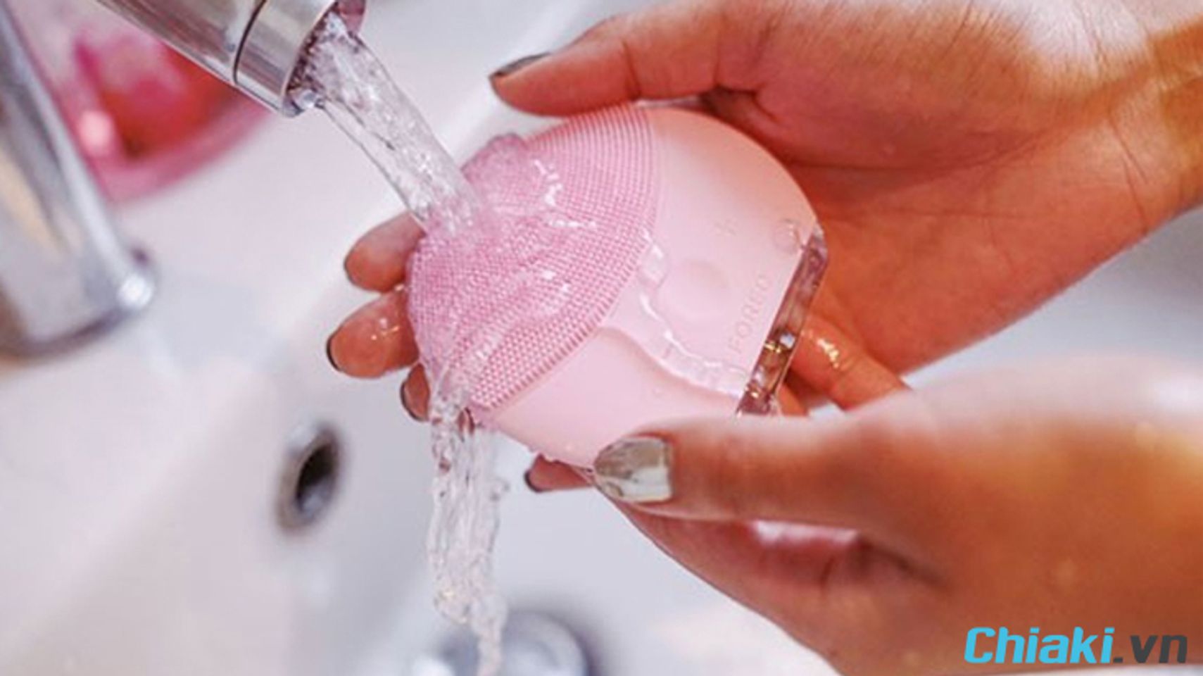 Vệ sinh m&aacute;y rửa mặt bằng nước