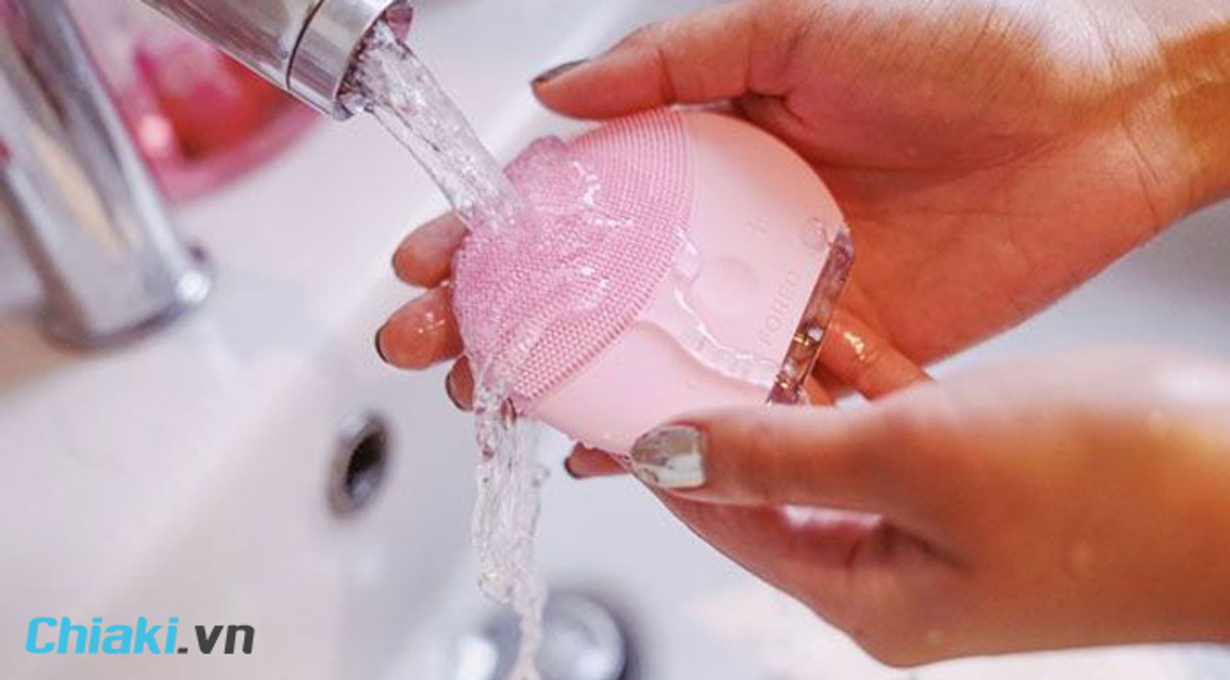 Vệ sinh m&aacute;y rửa mặt Foreo bằng nước