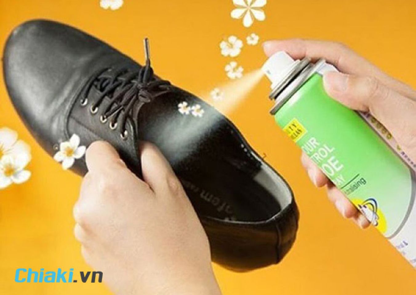 c&aacute;ch khử m&ugrave;i hồi gi&agrave;y với chai xịt chuy&ecirc;n dụng