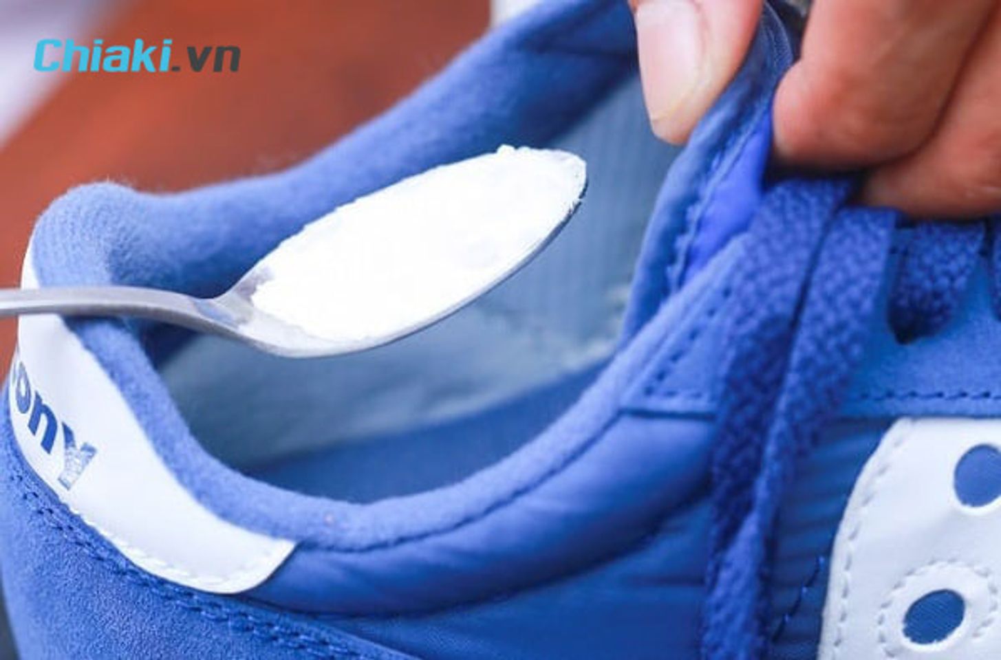 c&aacute;ch khử m&ugrave;i hồi gi&agrave;y với bột baking soda