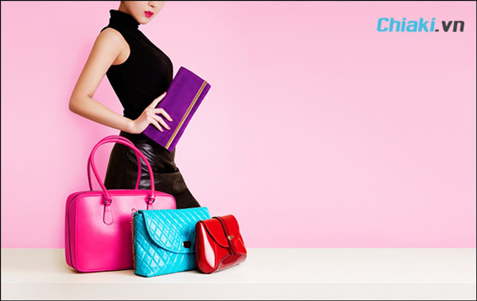 chọn t&uacute;i x&aacute;ch đi dự tiệc cưới c&oacute; m&agrave;u sắc ph&ugrave; hợp