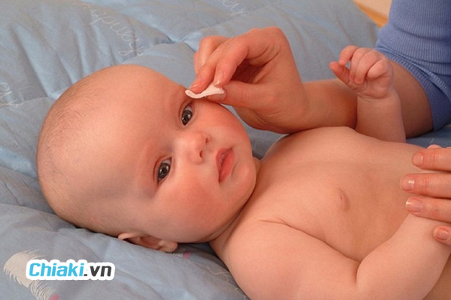 Vệ sinh mắt cho trẻ nhỏ sạch sẽ gi&uacute;p ngăn ngừa nguy cơ bị tắc tuyến lệ