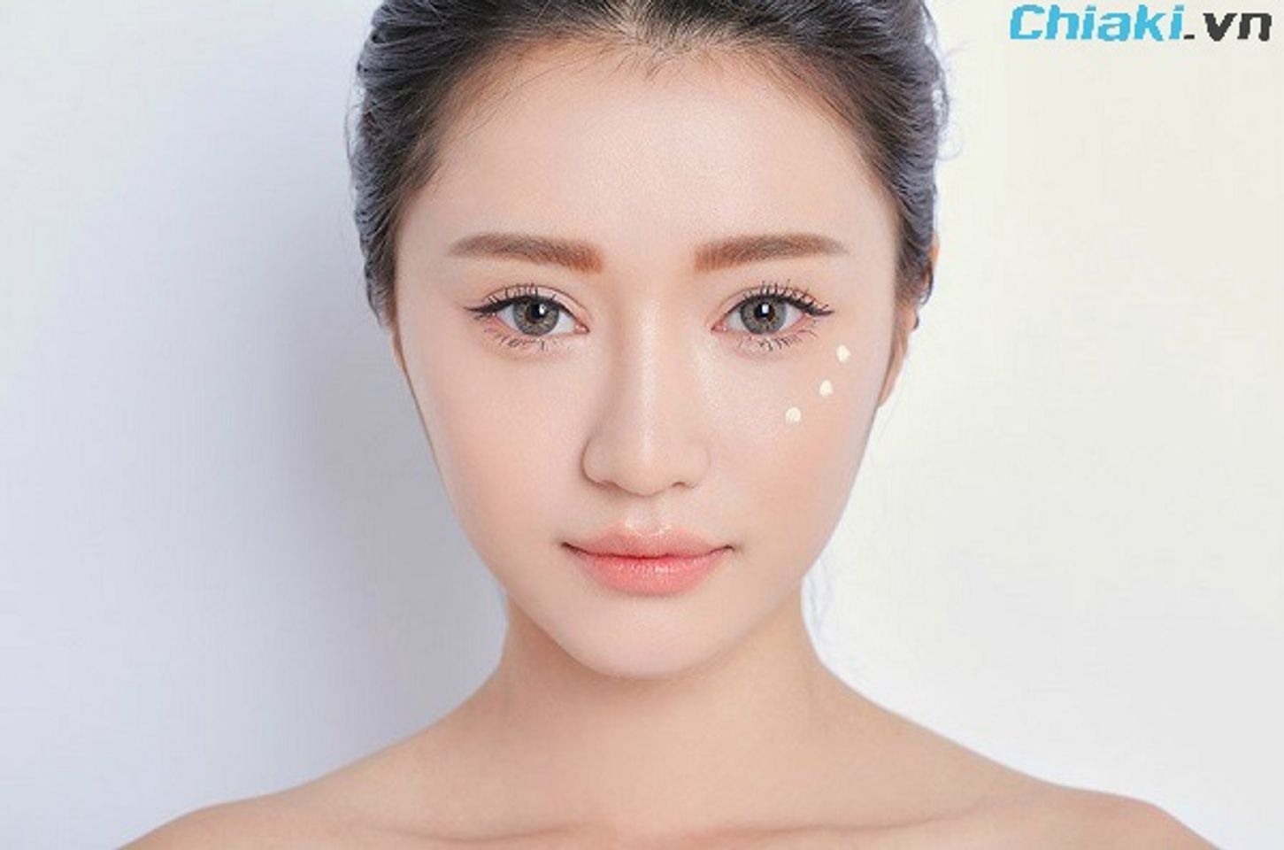 Cách trang điểm cho nàng mặt tròn thon gọn, chuẩn V-line tức thì
