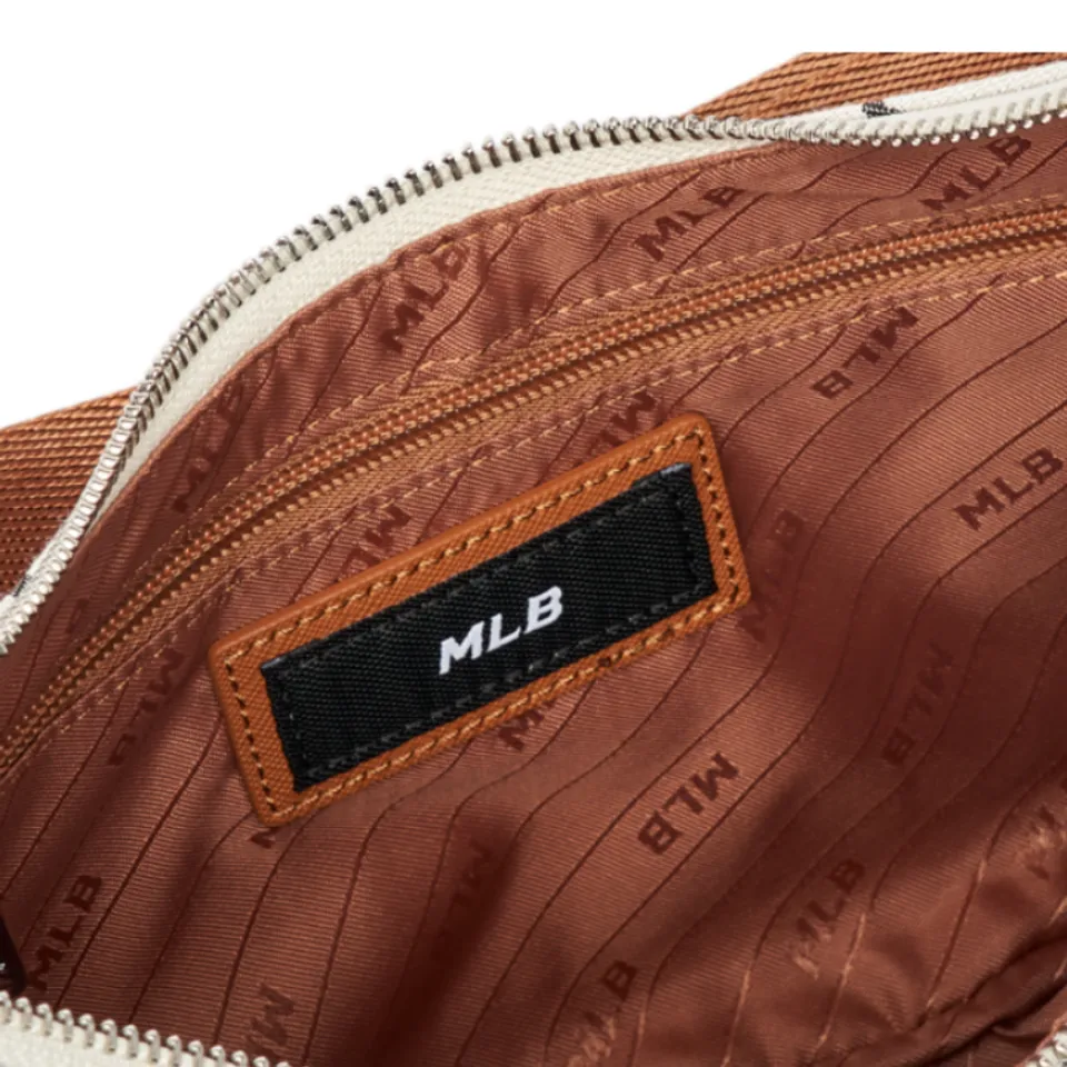 Ngăn túi rộng rãi, lớp lót vải in logo thương hiệu tạo điểm nhấn riêng