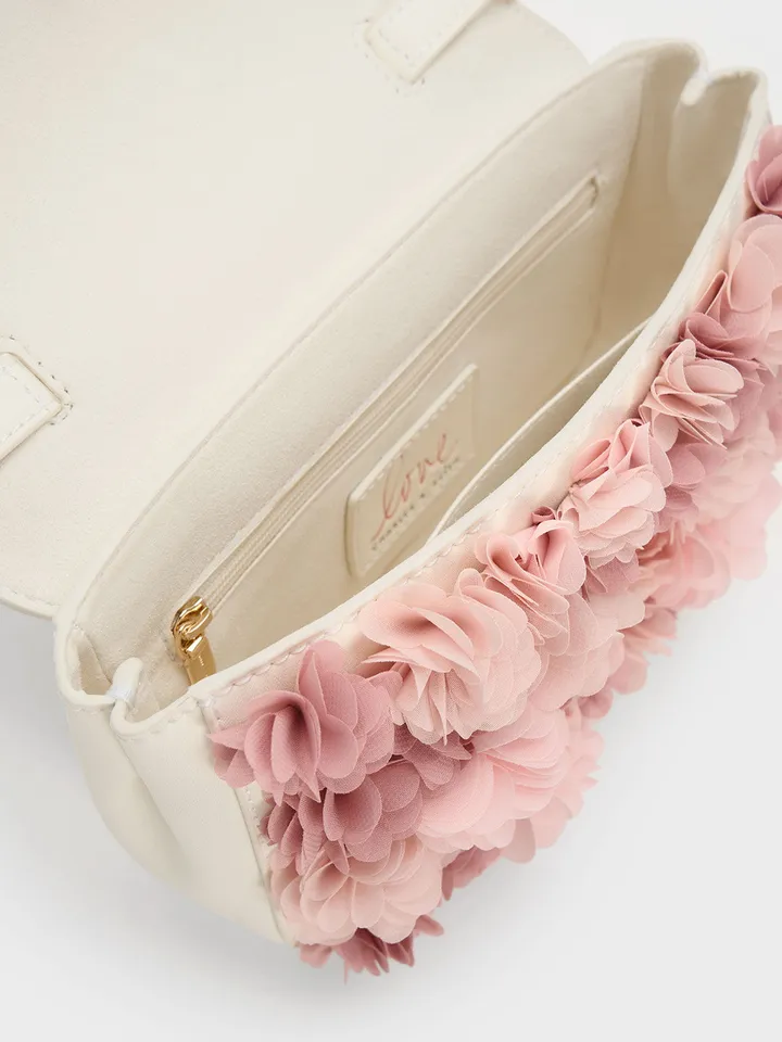 Họa tiết hoa 3D tone màu hồng nổi bật trên nền túi trắng 