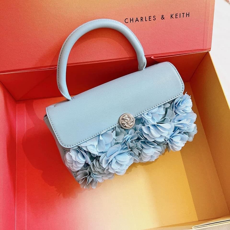 Túi xách Charles & Keith Floral Mesh Top Handle Bag CK2-50671505 Light Blue giúp nâng tầm phong cách của bạn