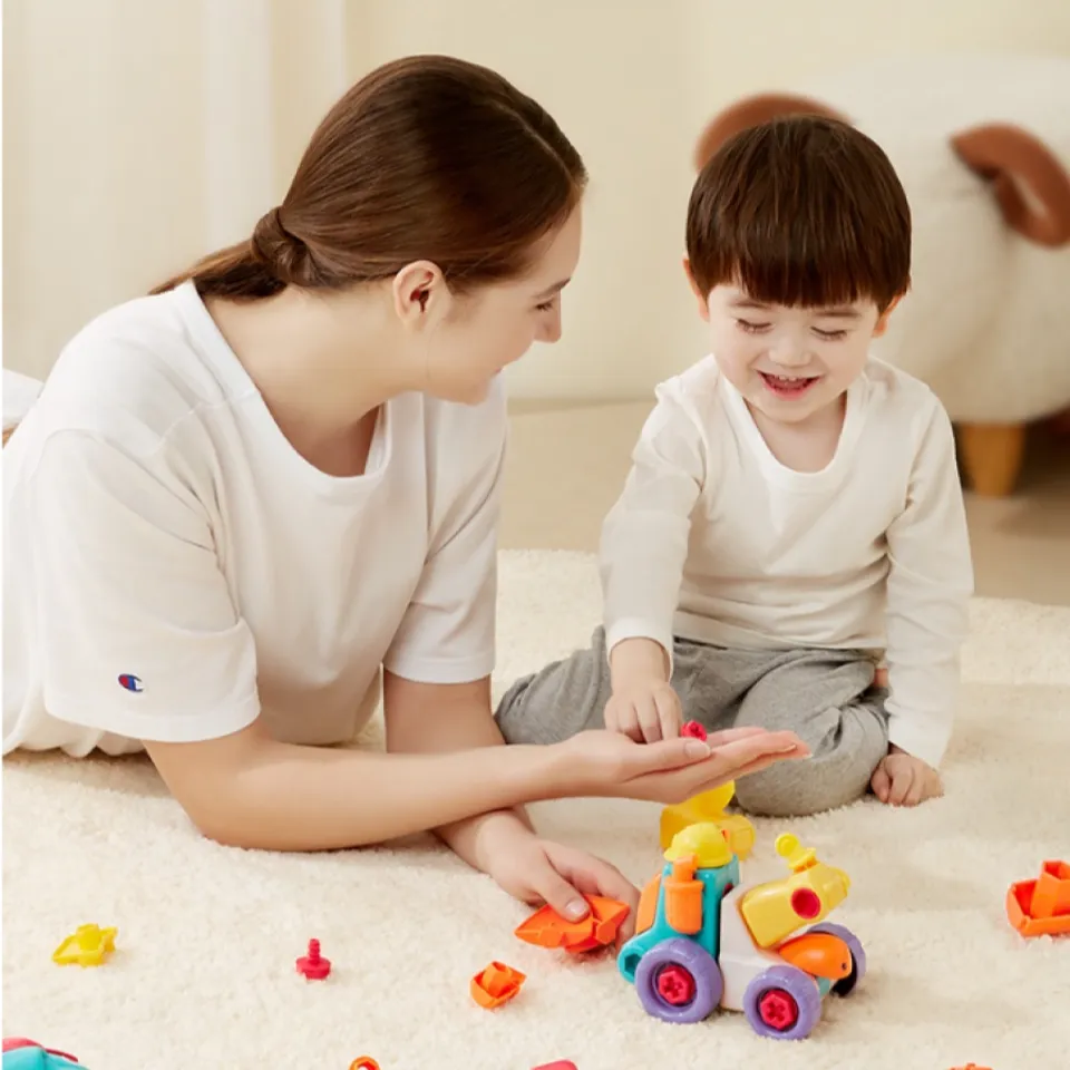 Bộ đồ chơi giúp bé có thể sáng tạo lắp ráp thành nhiều món đồ chơi yêu thích khác nhau
