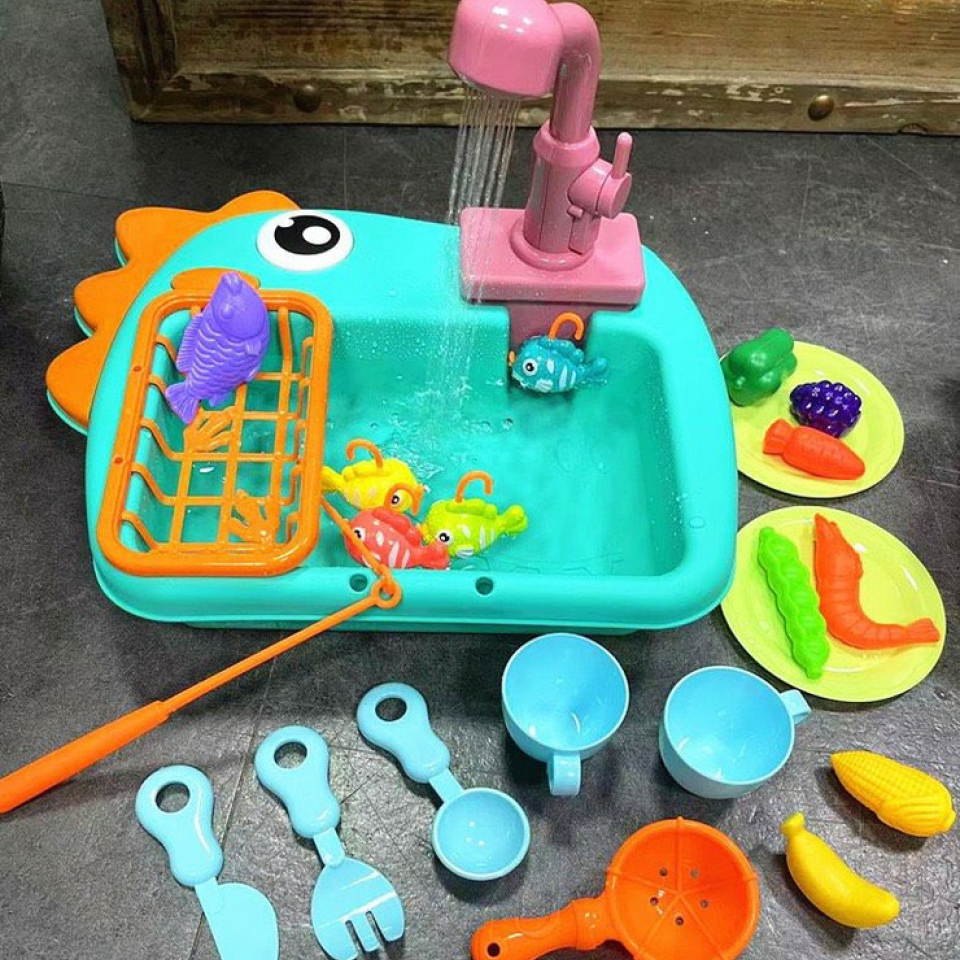 Bộ đồ chơi đa năng có vòi nước chảy thực kích thích sự thích thú của bé, tránh nhàm chán khi chơi