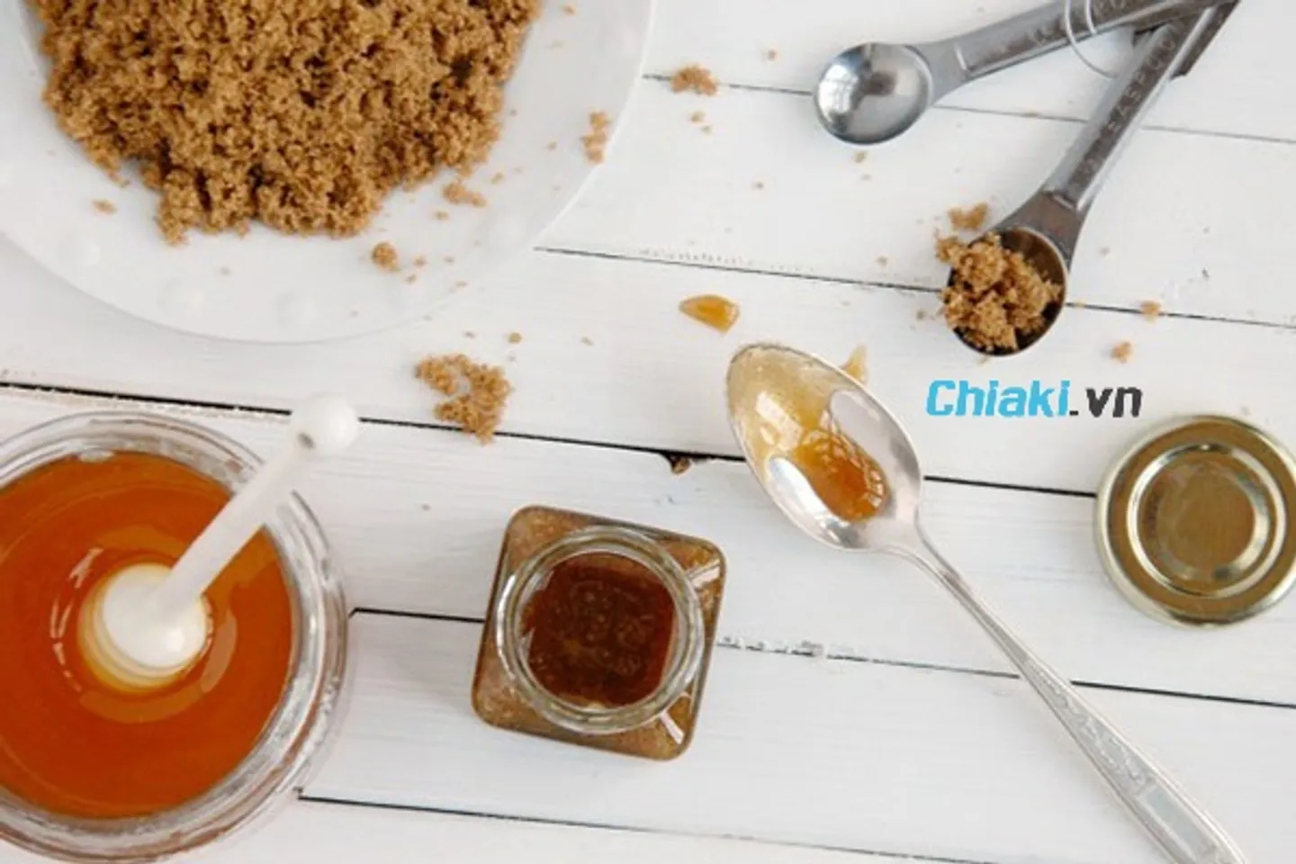 Cách làm đẹp môi bằng dầu dừa + đường nâu + mật ong