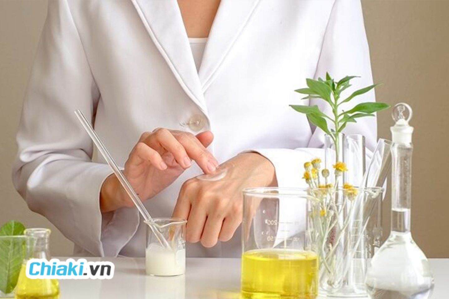 C&aacute;ch ph&acirc;n biệt giữa h&oacute;a mỹ phẩm v&agrave; dược mỹ phẩm