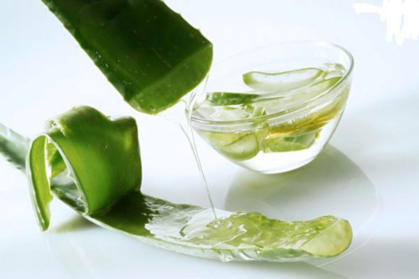 c&aacute;ch tẩy trang khi kh&ocirc;ng c&oacute; nước tẩy trang bằng nha đam