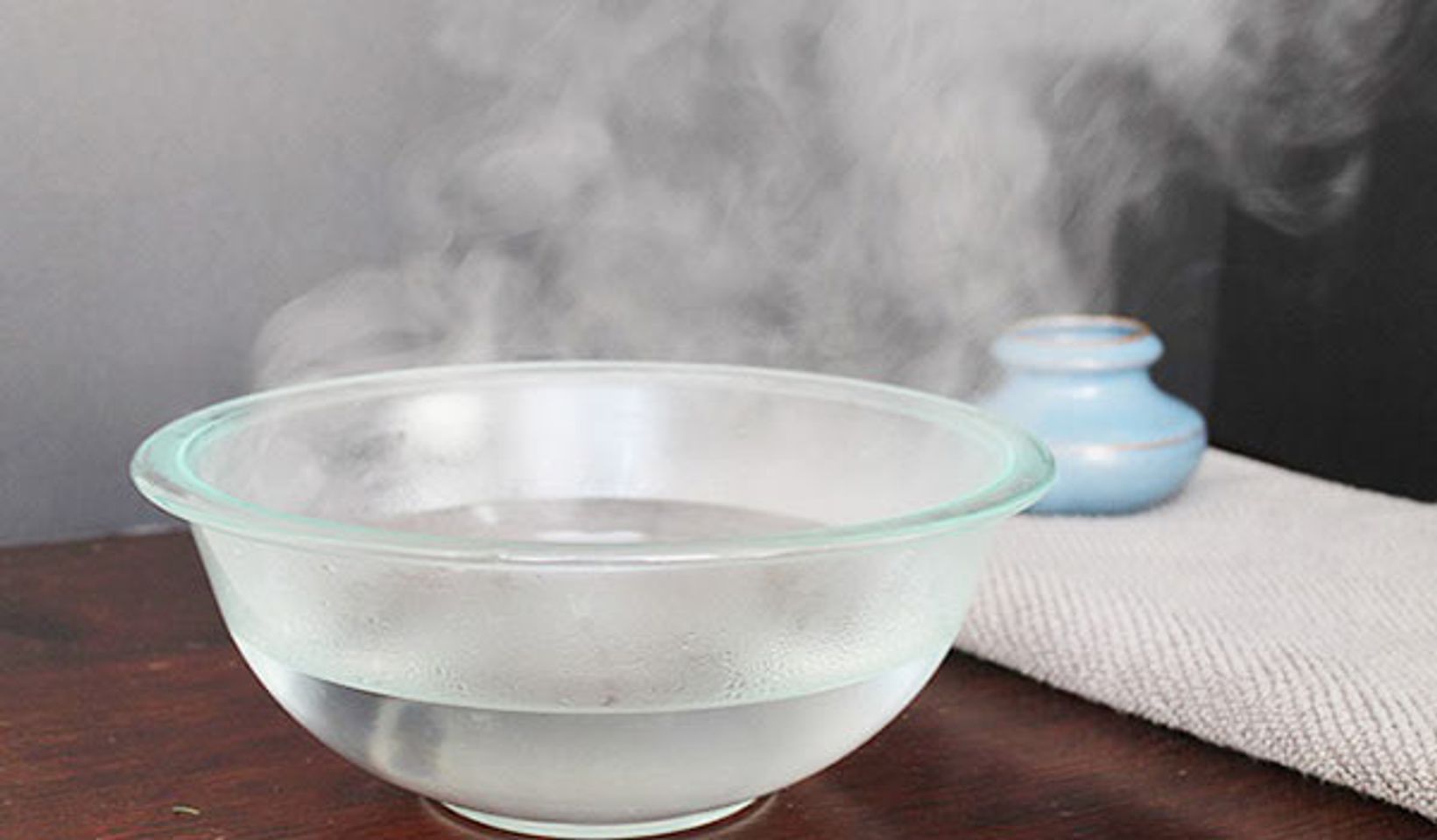 c&aacute;ch tẩy trang khi kh&ocirc;ng c&oacute; nước tẩy trang bằng nước ấm