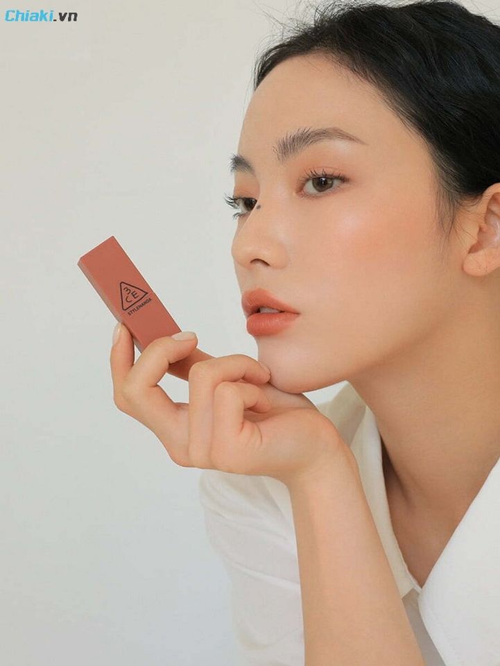 Màu cam cháy hợp với da hơi vàng