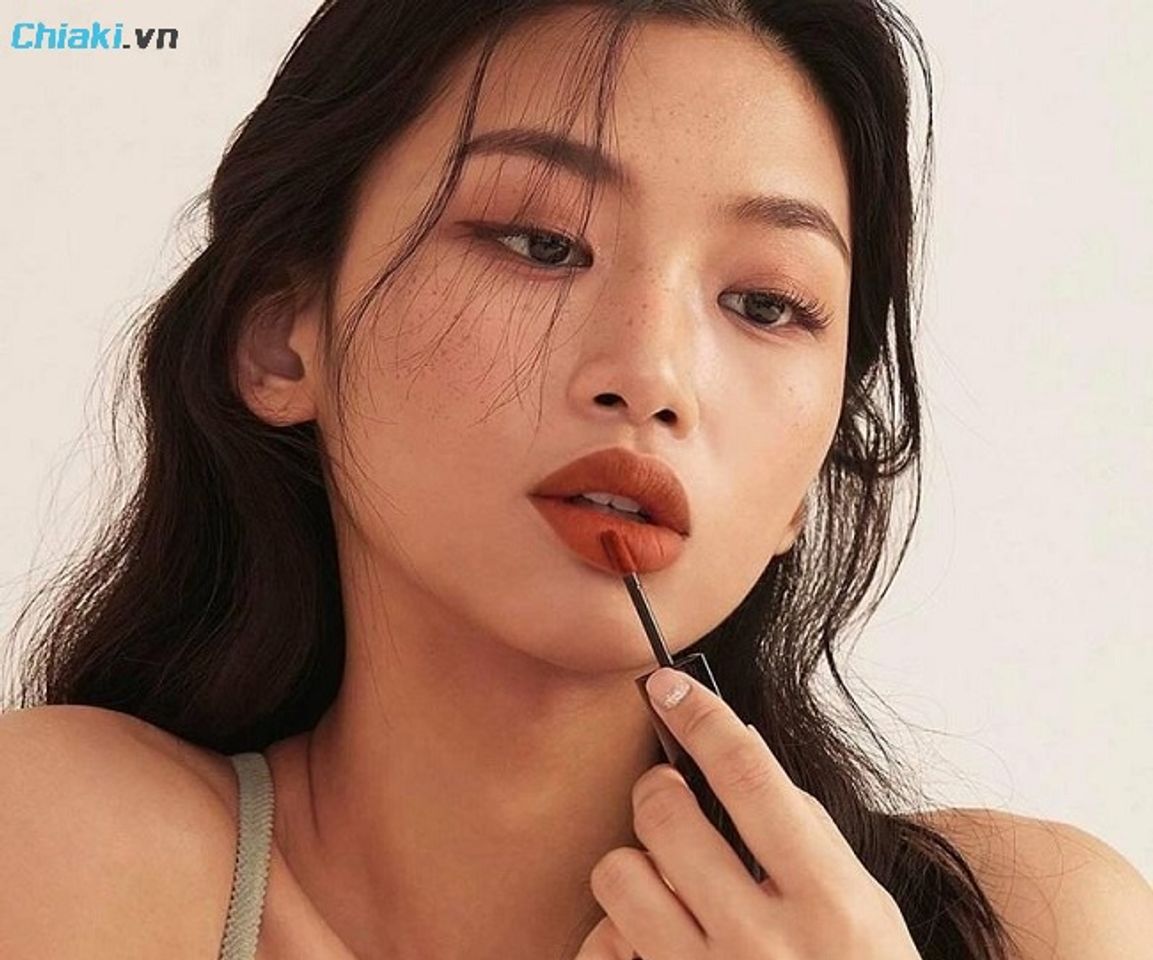 Màu cam cháy hợp với da ngăm đen