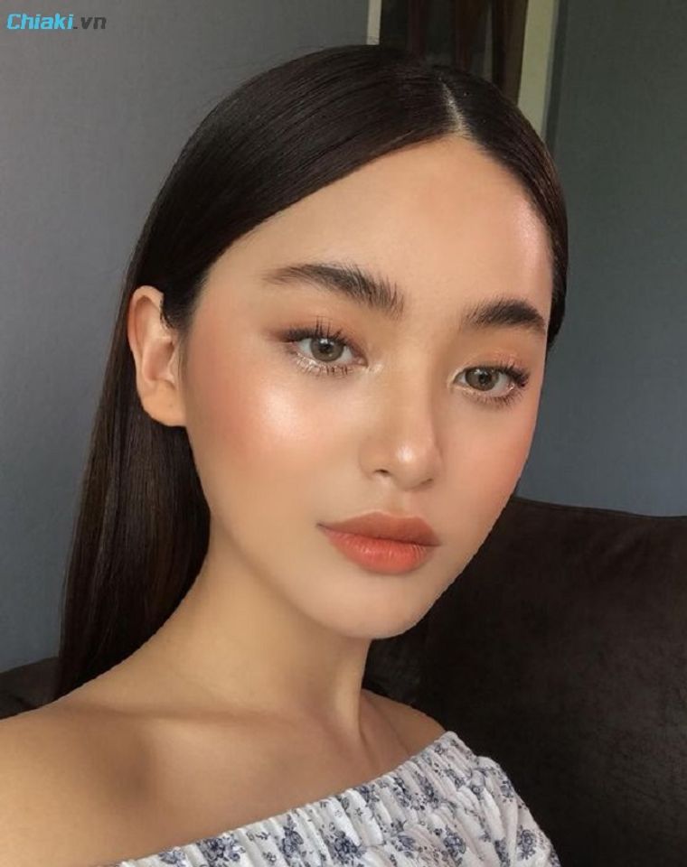Màu cam cháy hợp với da ngăm nâu