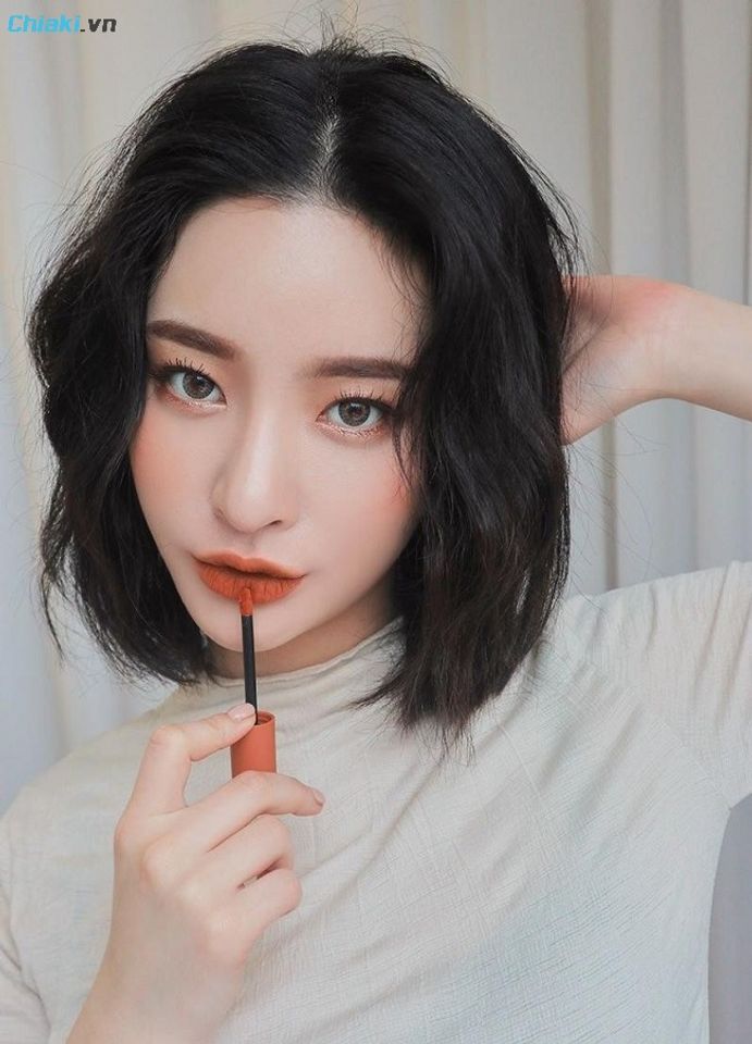 Màu cam cháy hợp với da trắng