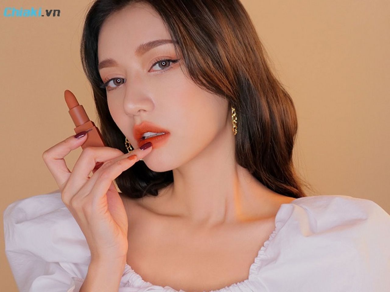 Màu cam cháy hợp với da trắng ngà