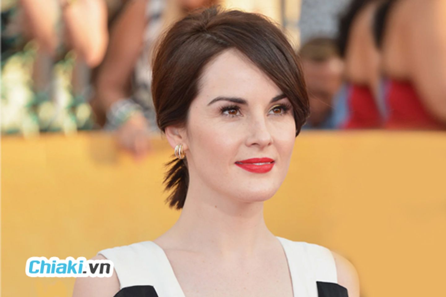 Nữ diễn vi&ecirc;n Michelle Dockery với m&agrave;u son đỏ gạch nổi bật