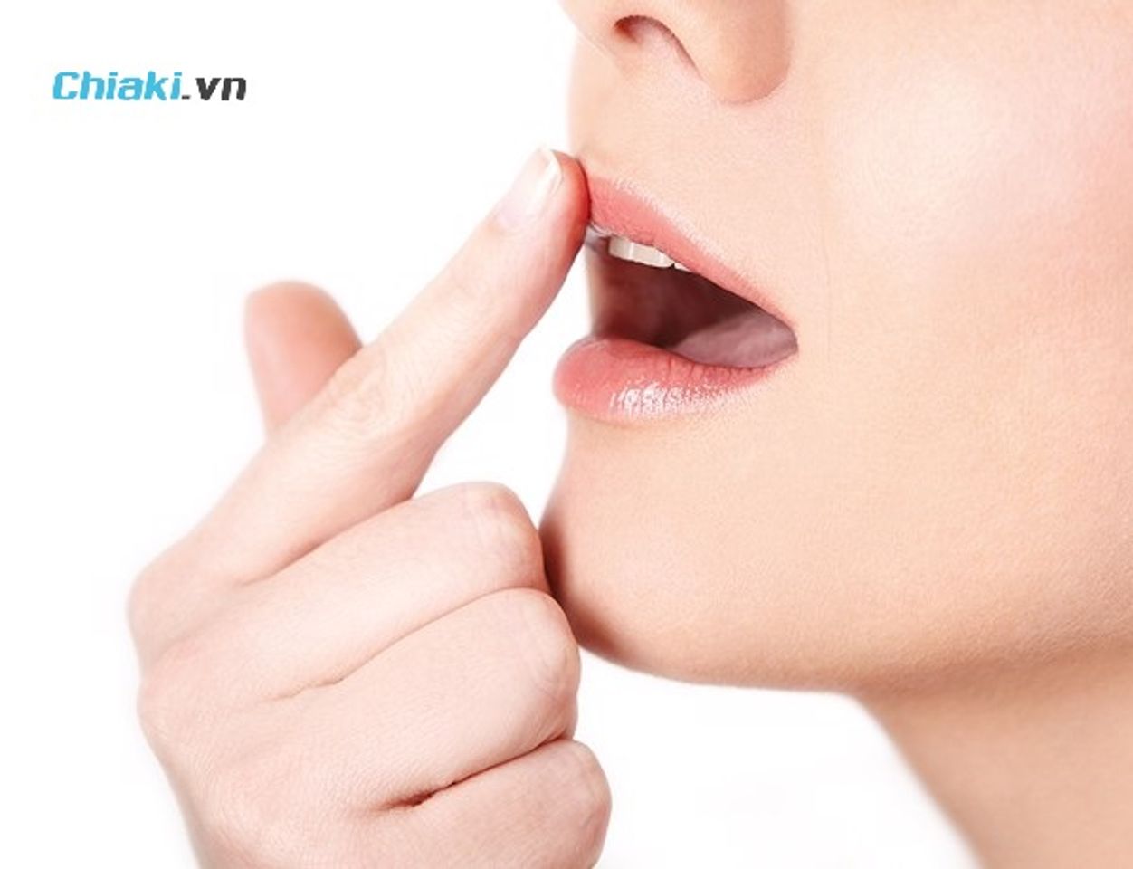 Hướng dẫn chăm s&oacute;c m&ocirc;i đ&uacute;ng c&aacute;ch để son l&ecirc;n m&agrave;u chuẩn&nbsp;