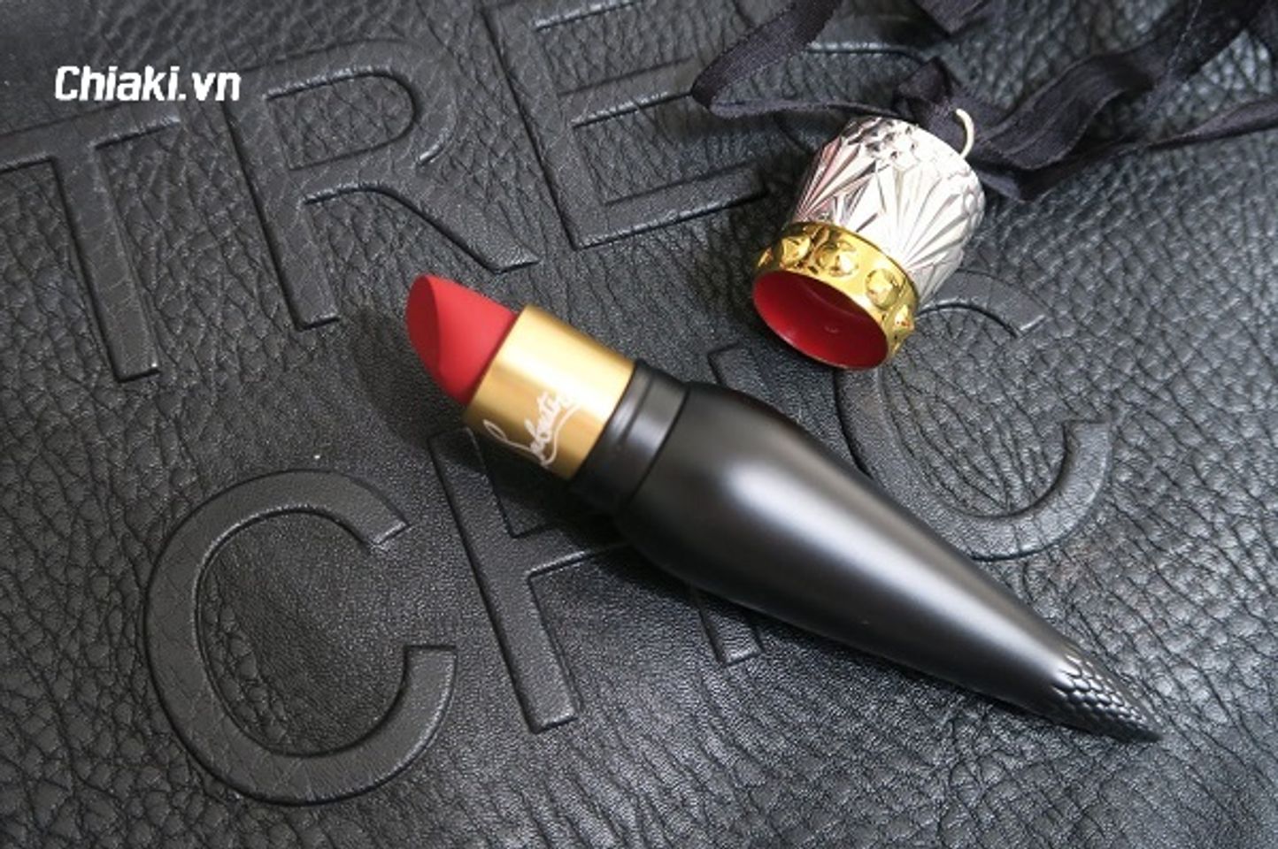 Review son Louboutin Velvet Matte Lip Colour 001M m&agrave;u đỏ cổ điển