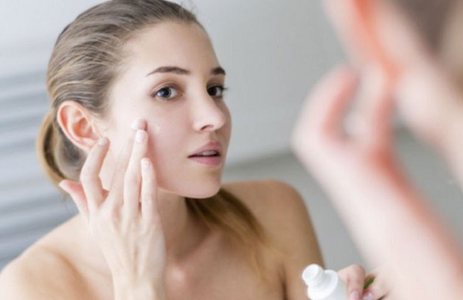 Thoa kem chống nắng bảo vệ da trong qu&aacute; tr&igrave;nh sử dụng Tre
