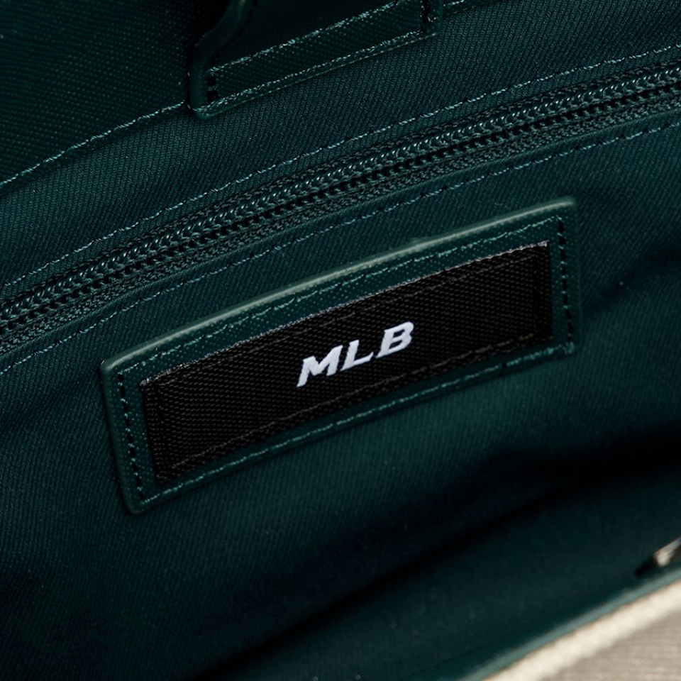 Bên trong túi có thêu logo thương hiệu tạo điểm nhấn riêng
