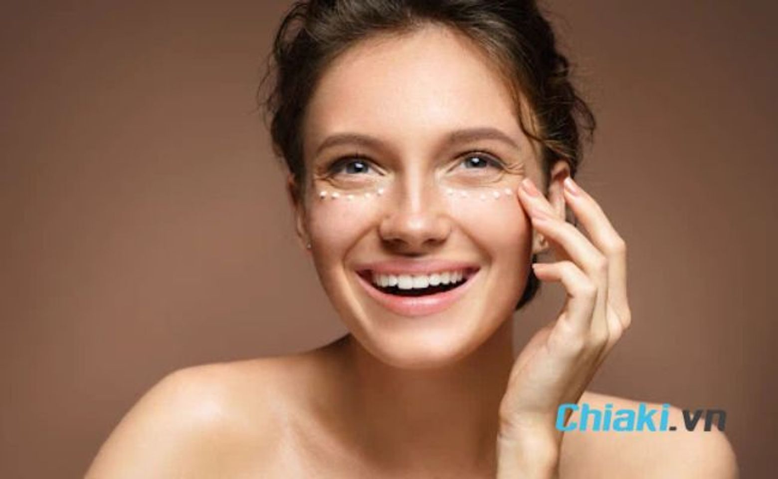 C&aacute;c bước skincare ban đ&ecirc;m - thoa kem mắt