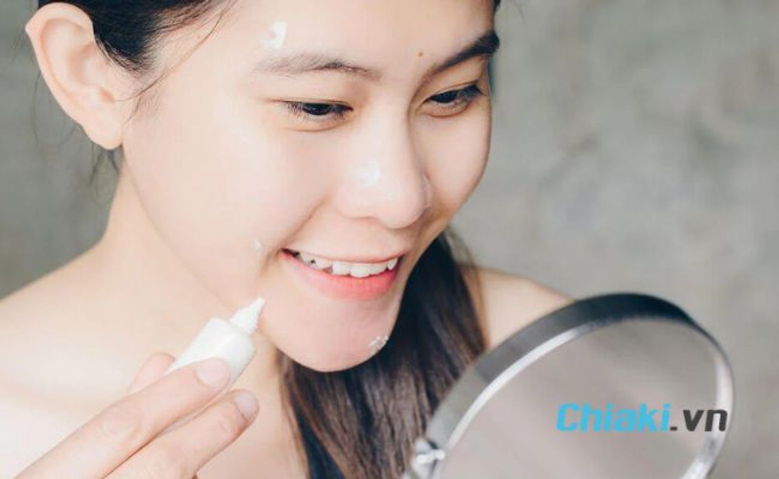 C&aacute;c bước skincare ban ng&agrave;y - Sử dụng sản phẩm đặc trị