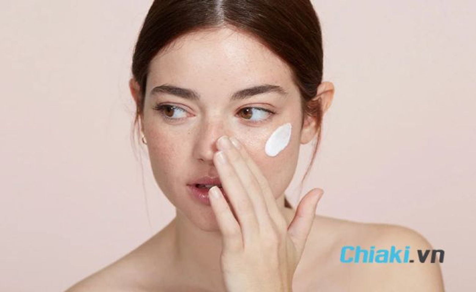 C&aacute;c bước skincare ban ng&agrave;y - thoa kem dưỡng ẩm