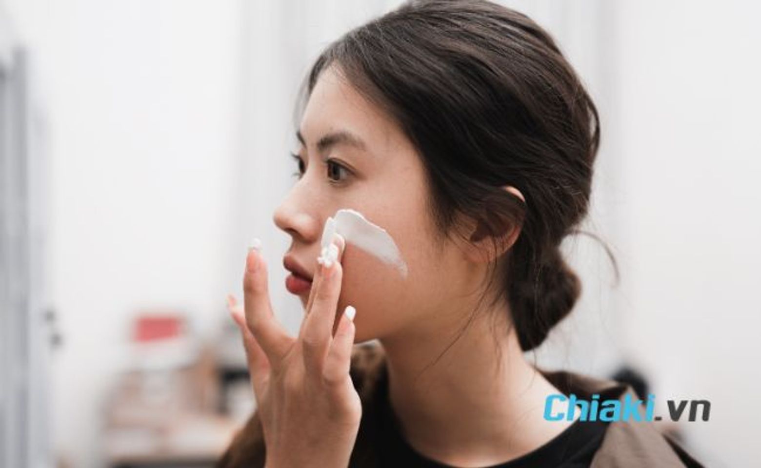 C&aacute;c bước skincare cơ bản - thoa kem chống nắng