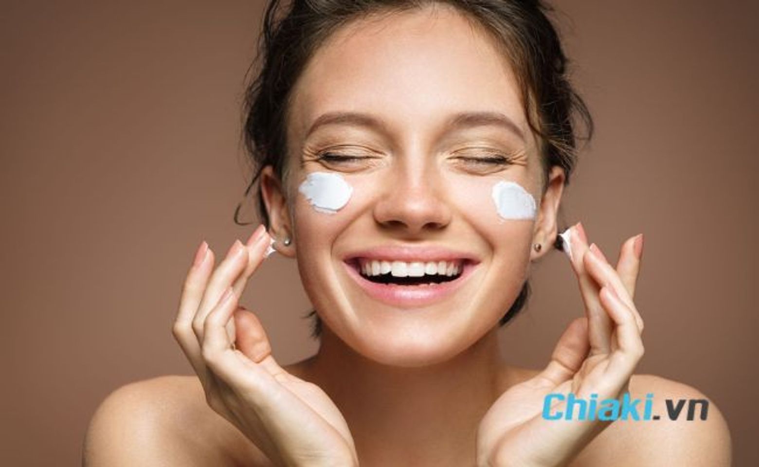 C&aacute;c bước skincare cơ bản - thoa kem dưỡng ẩm