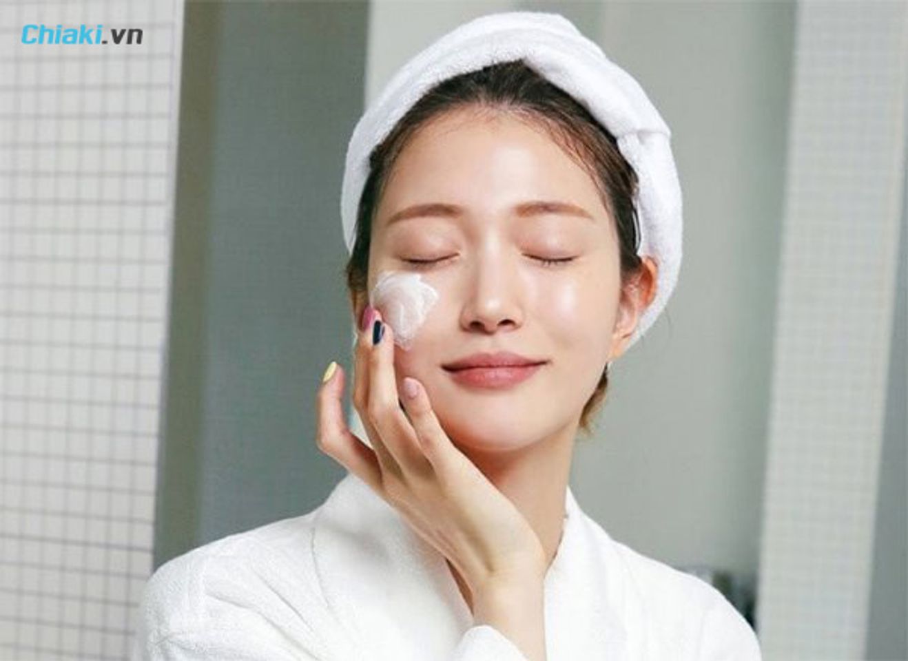 B&ocirc;i kem chống nắng kỹ sau khi cấy trắng da mặt