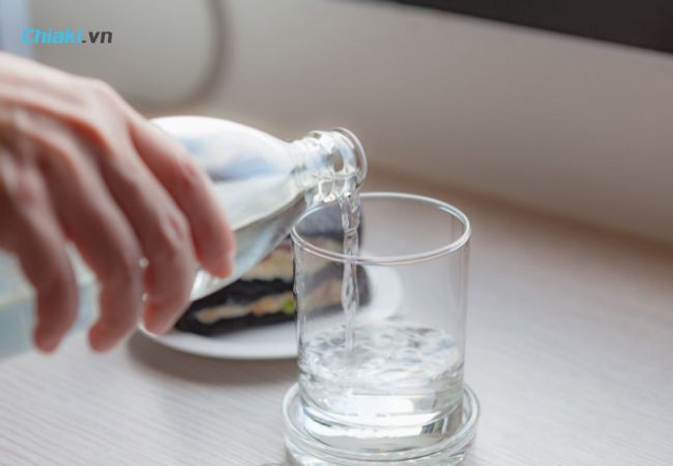 Lu&ocirc;n phải uống đủ nước để chất xơ trong hạt Chia được hấp thụ