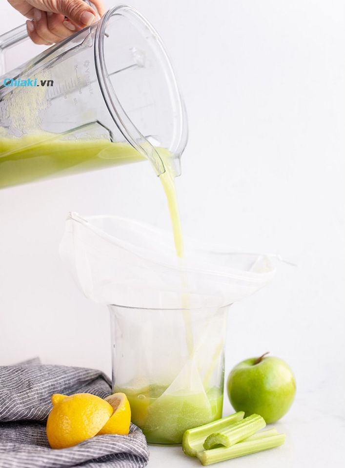 Uống nước &eacute;p cần t&acirc;y kh&ocirc;ng vị nồng khi mix c&ugrave;ng t&aacute;o v&agrave; chanh