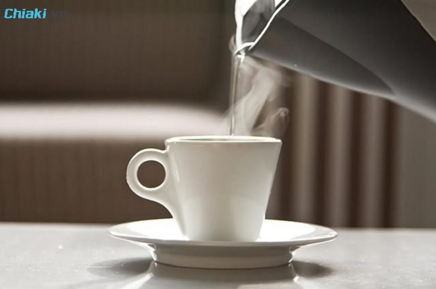 N&ecirc;n pha cốm lợi sữa với nước đun s&ocirc;i v&agrave; uống khi c&ograve;n ấm n&oacute;ng