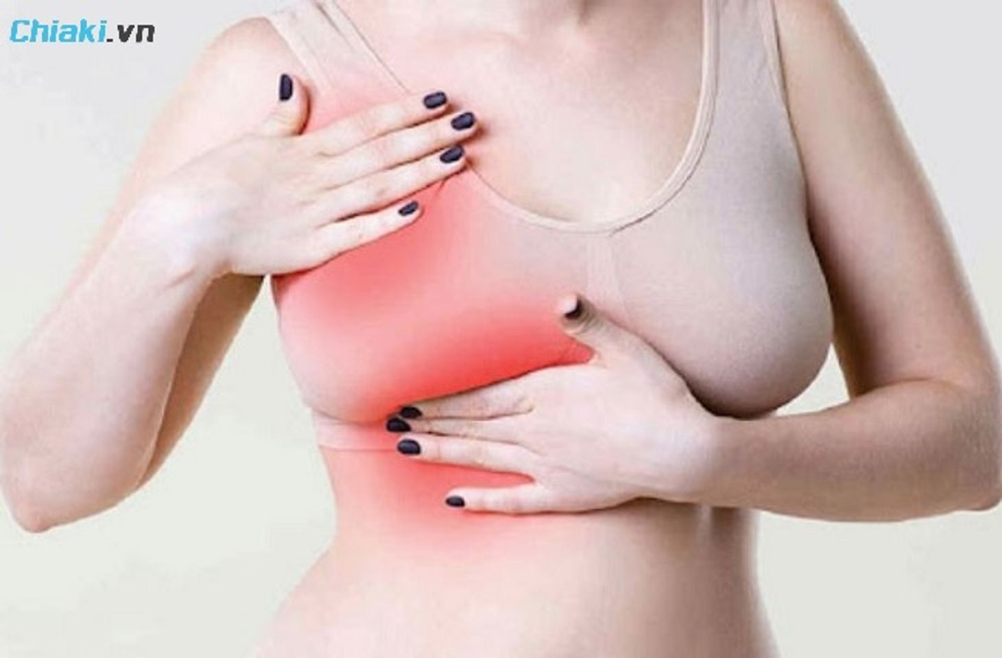 Phụ nữ sau sinh đang bị tắc tia sữa kh&ocirc;ng n&ecirc;n d&ugrave;ng cốm lợi sữa