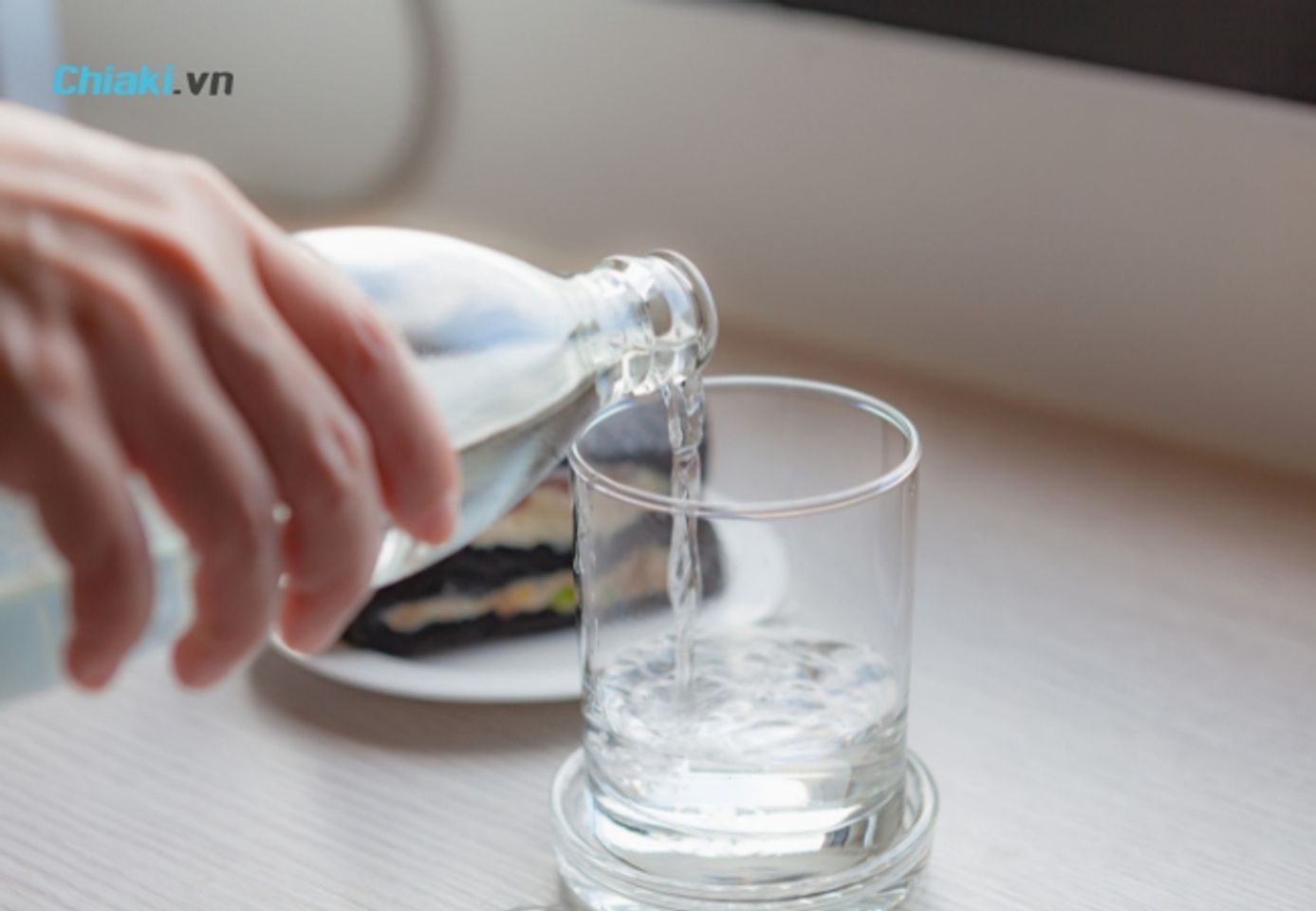 Uống nước gi&uacute;p giảm c&acirc;n, giảm cảm gi&aacute;c th&egrave;m ăn