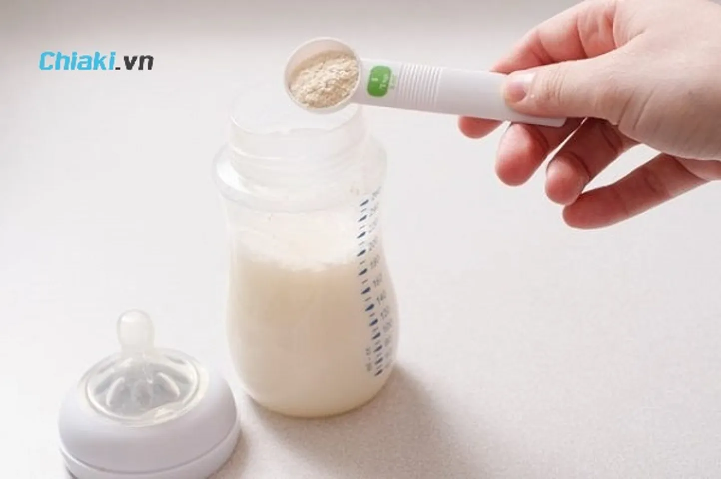 Cách trộn sữa non mang đến bé