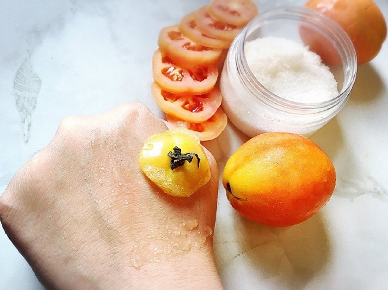 Tẩy tế b&agrave;o chết m&ocirc;i bằng c&agrave; chua v&agrave; đường