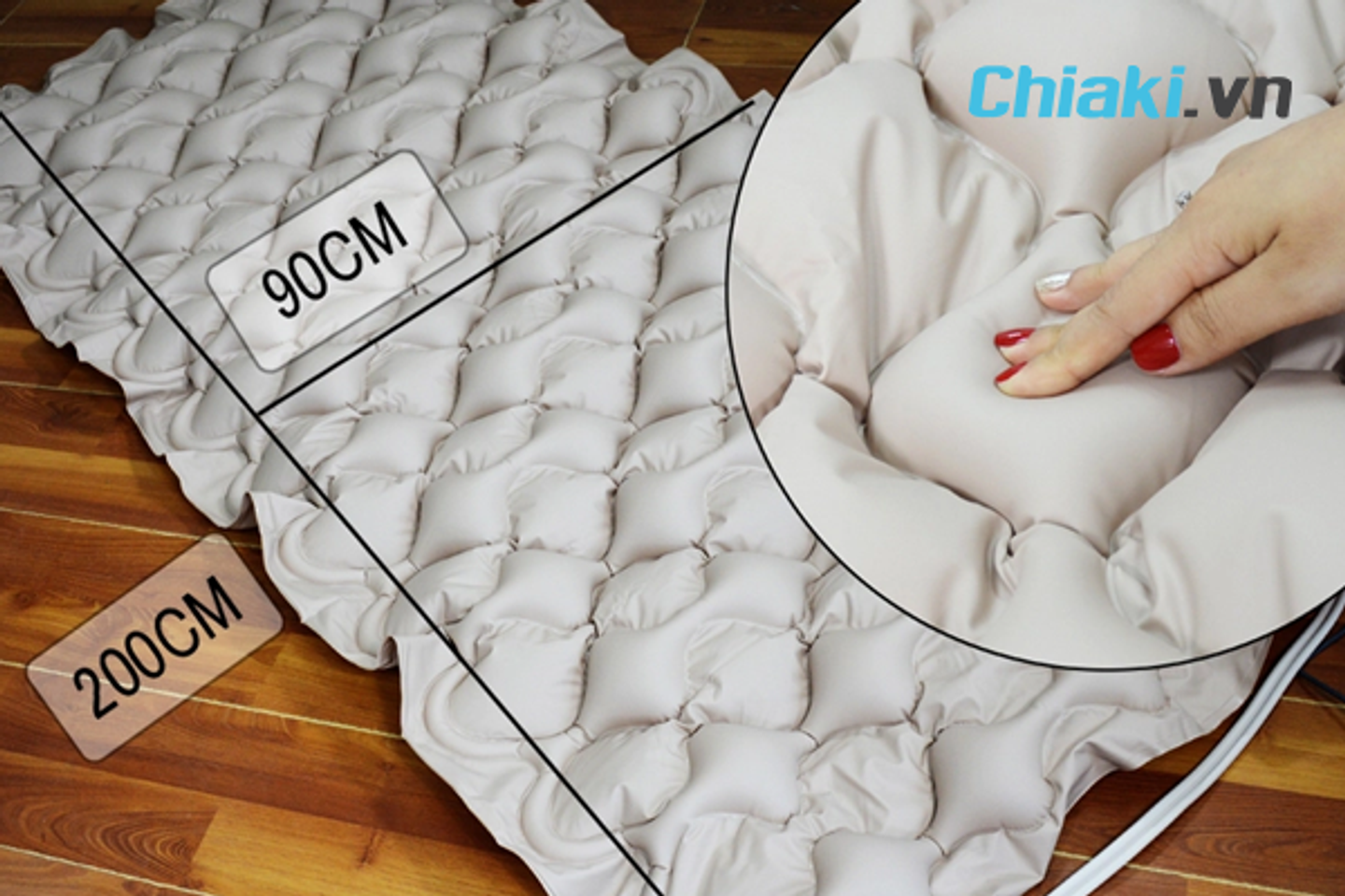 Bề mặt đệm chống lo&eacute;t cho người gi&agrave; c&oacute; nhiều r&atilde;nh tạo độ th&ocirc;ng tho&aacute;ng