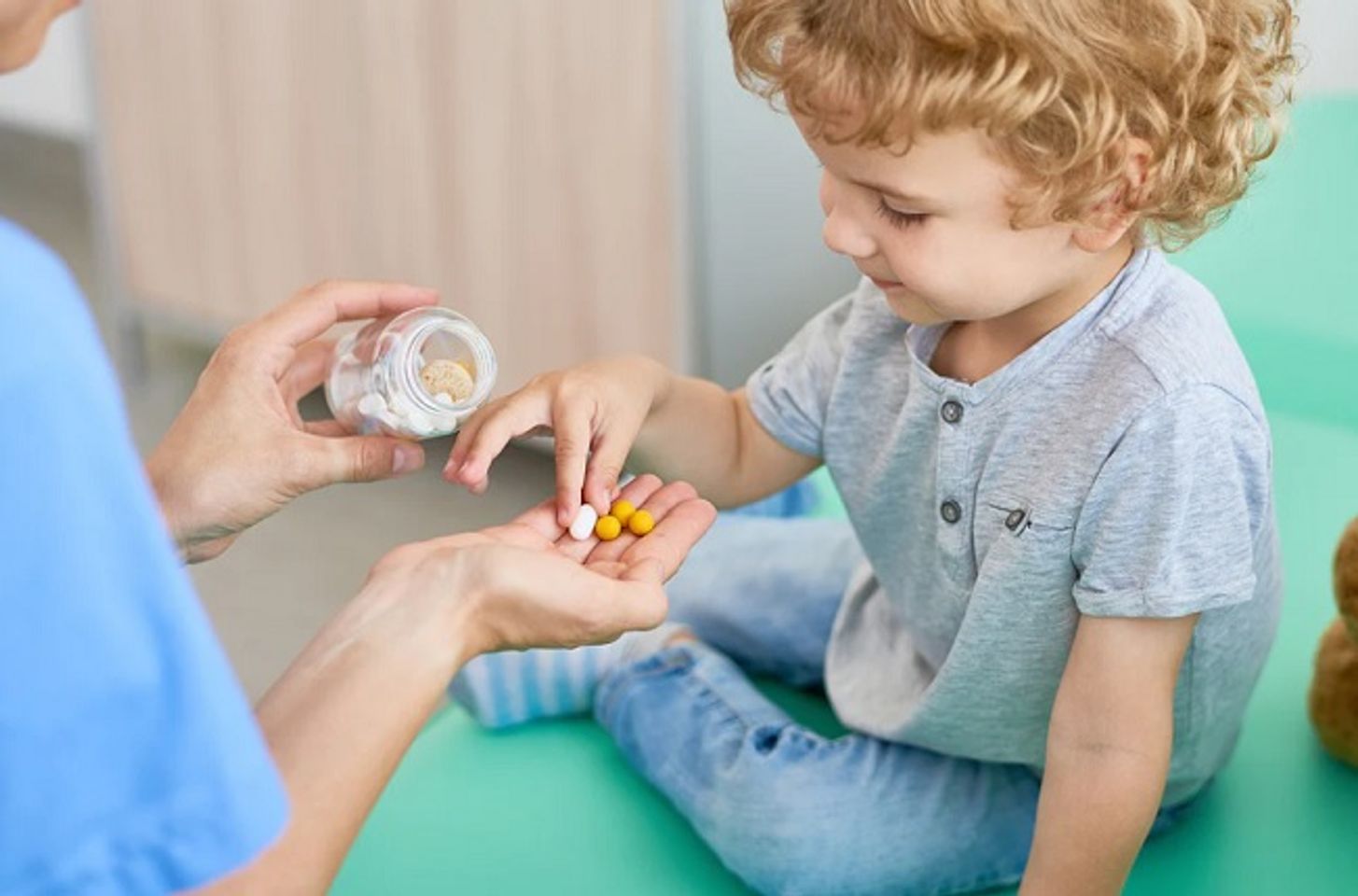 C&oacute; n&ecirc;n bổ sung vitamin tổng hợp cho b&eacute;