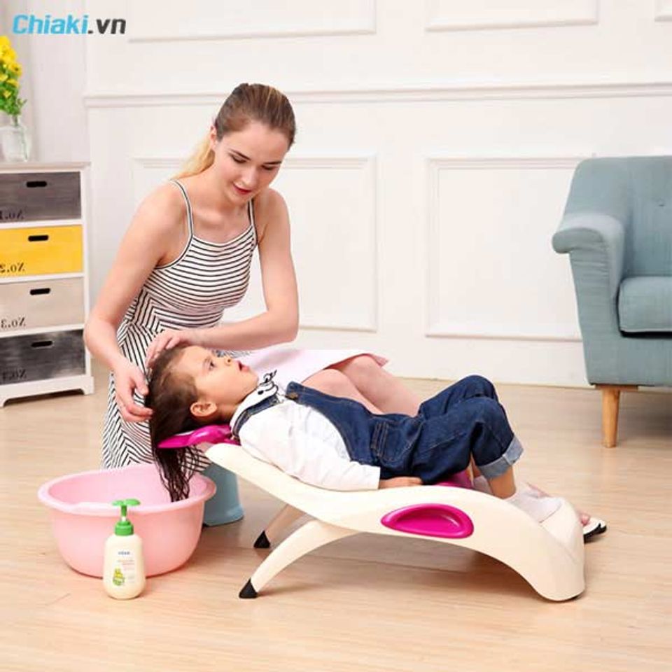 C&oacute; n&ecirc;n sử dụng ghế gội đầu cho b&eacute;