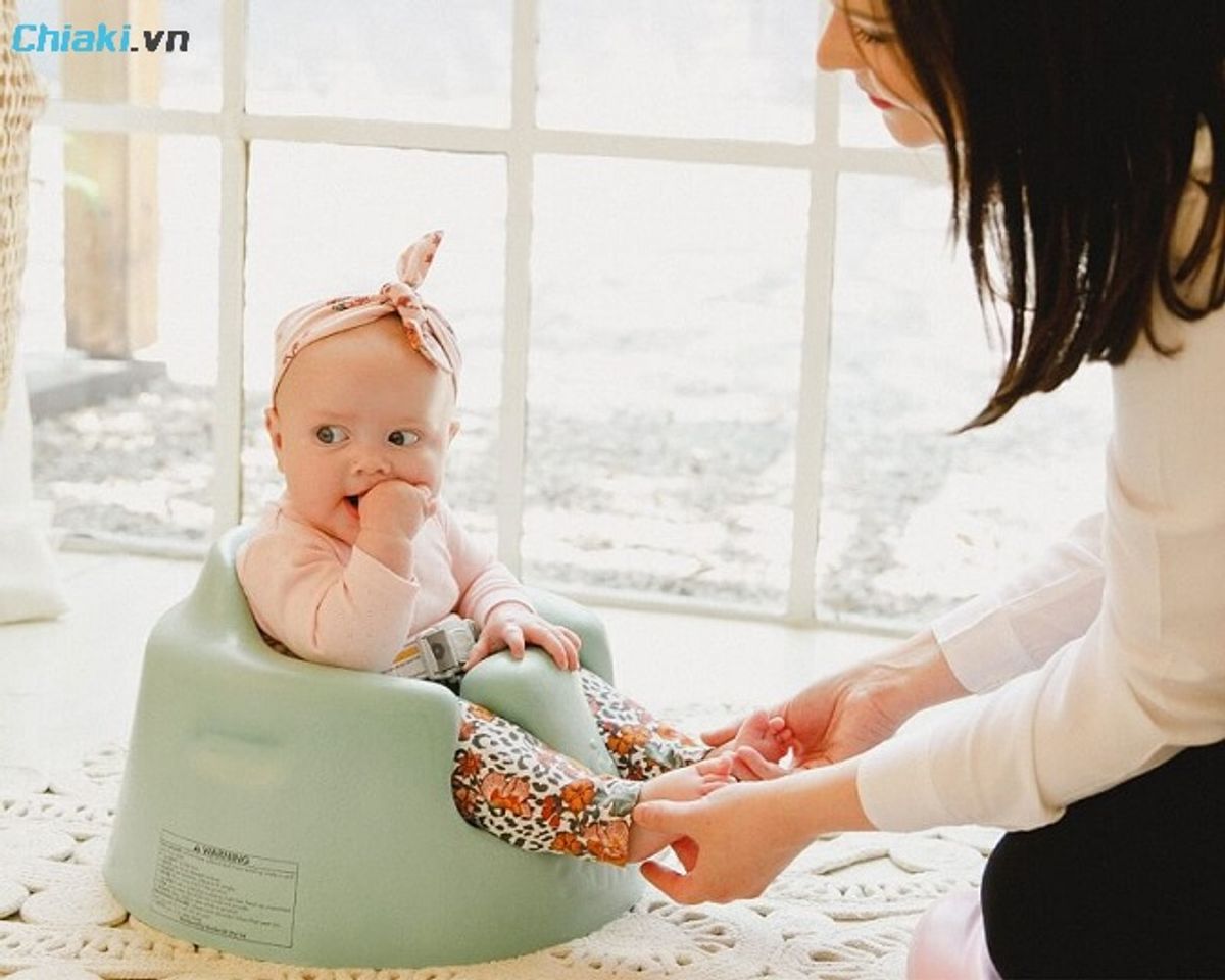 khi sử dụng ghế tập ngồi tại nh&agrave; vẫn cần phải gi&aacute;m s&aacute;t từ người lớn