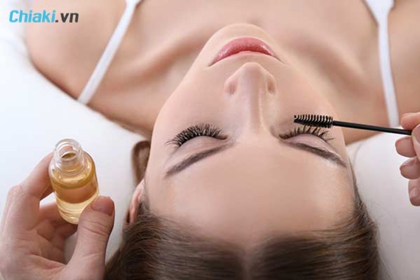Người c&oacute; l&ocirc;ng mi mỏng, ngắn n&ecirc;n sử dụng dưỡng mi
