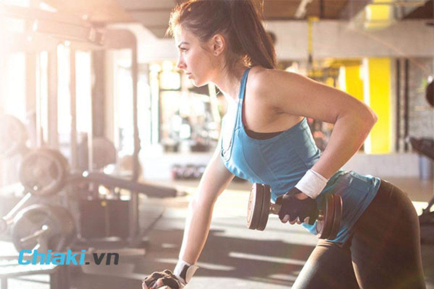 Kết hợp vận động thể thao hợp l&yacute; gi&uacute;p v&ograve;ng 1 săn chắc