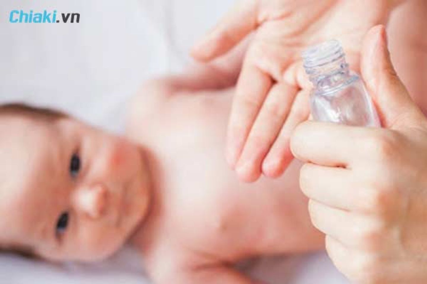 C&aacute;ch d&ugrave;ng dầu tr&agrave;m để tr&aacute;nh gi&oacute; cho b&eacute;&nbsp;