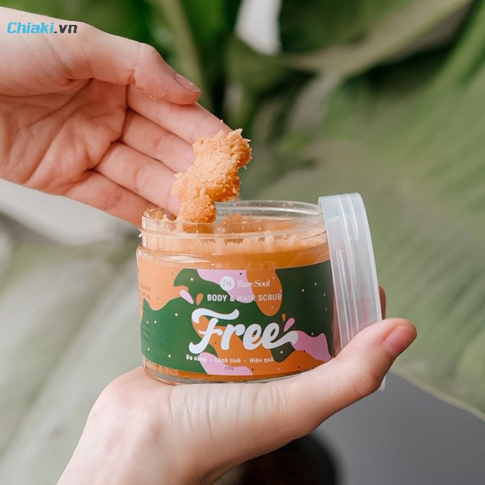 Muối tắm tẩy da chết đầu v&agrave; body BareSoul&nbsp;được nhiều người khen