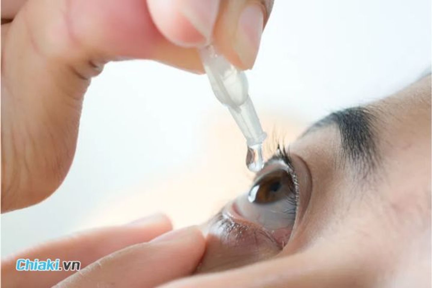 Thuốc nhỏ mắt dạng t&eacute;p c&oacute; ưu - nhược điểm g&igrave;